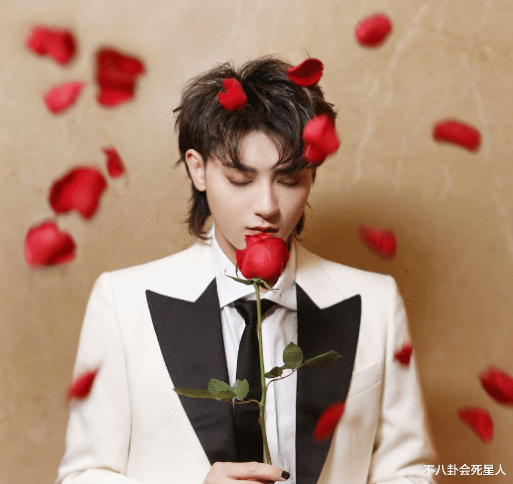 型男|“男版鞠婧祎”都变成阳刚型男，脂粉气的男爱豆，终于做出改变了