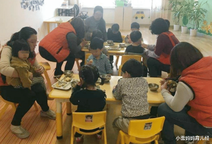 小雪妈妈育儿经|幼儿园门口老人接娃，普遍存在的一个现象，看似爱娃实则害娃！