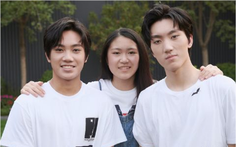 时尚风行派|张艺谋一家五口罕见同框！大儿子“明星脸”大爆火，穿白T好清爽