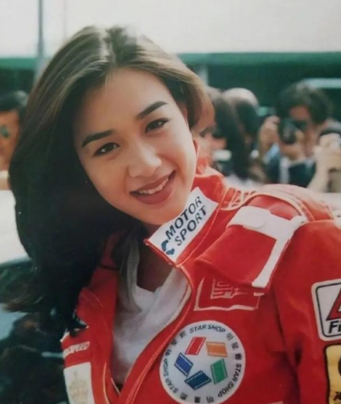 成龙|成龙28年前旧照曝光！搂肩美女姿势亲密，现场香车美女众星云集