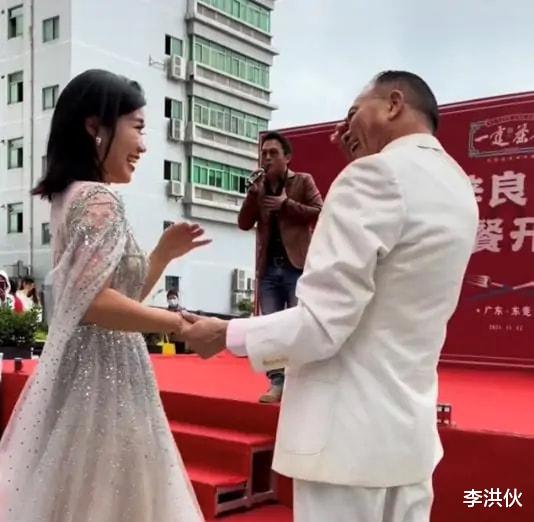 万梓良|香港演员万梓良接商演，行为举止好猥琐，这已经不是一次两次了