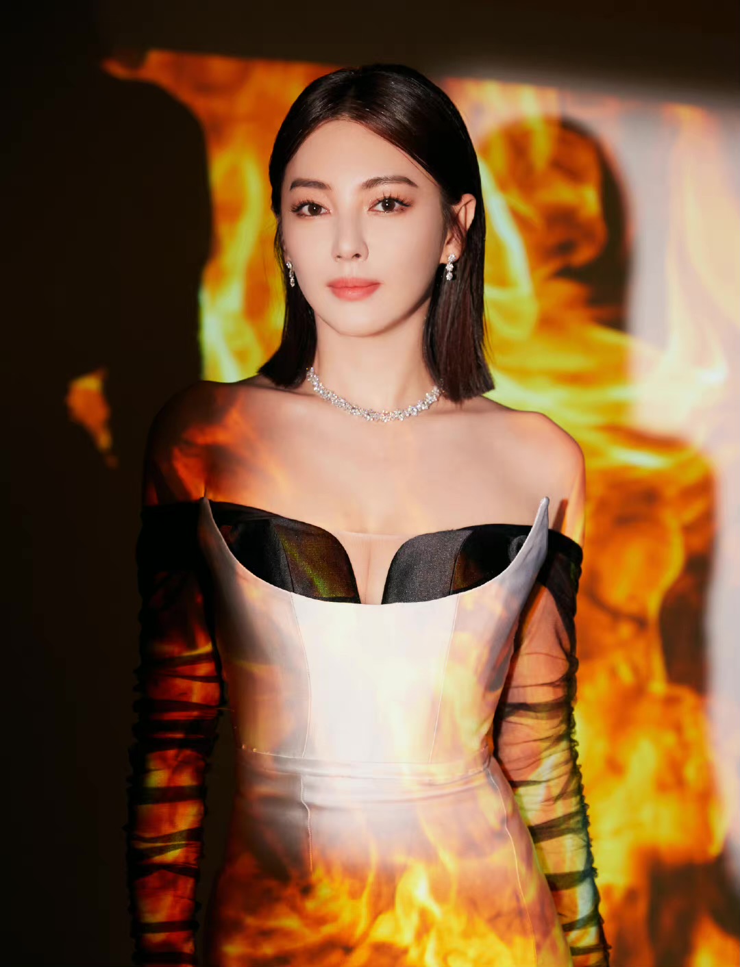 张雨绮|张雨绮晒照称“职业生涯最短的头发”，长发vs短发，更喜欢哪个？