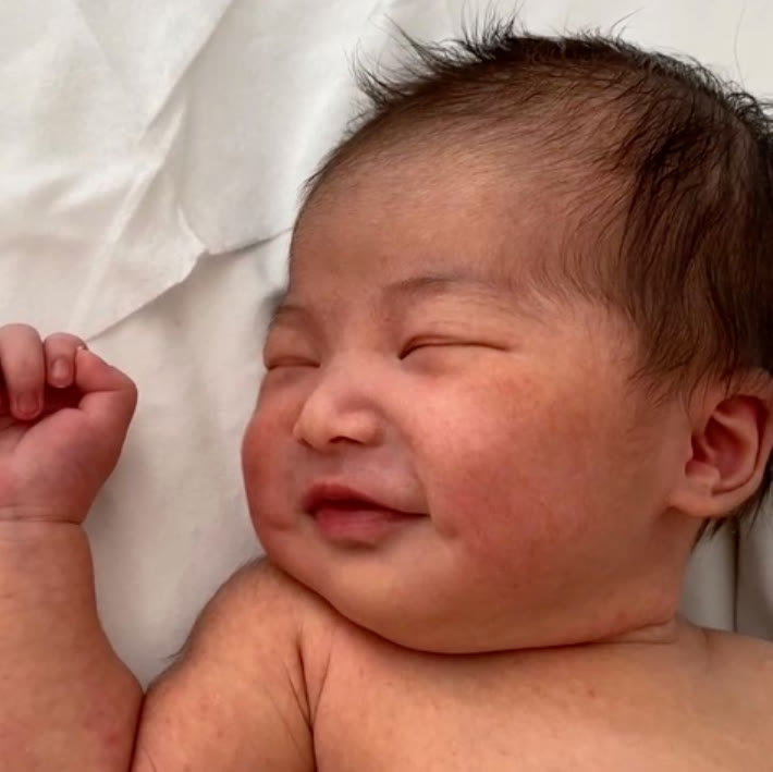 歪妈亲子故事|朱珠产后坐月子，老公带娃遛弯，才月子里的娃就能晒太阳？