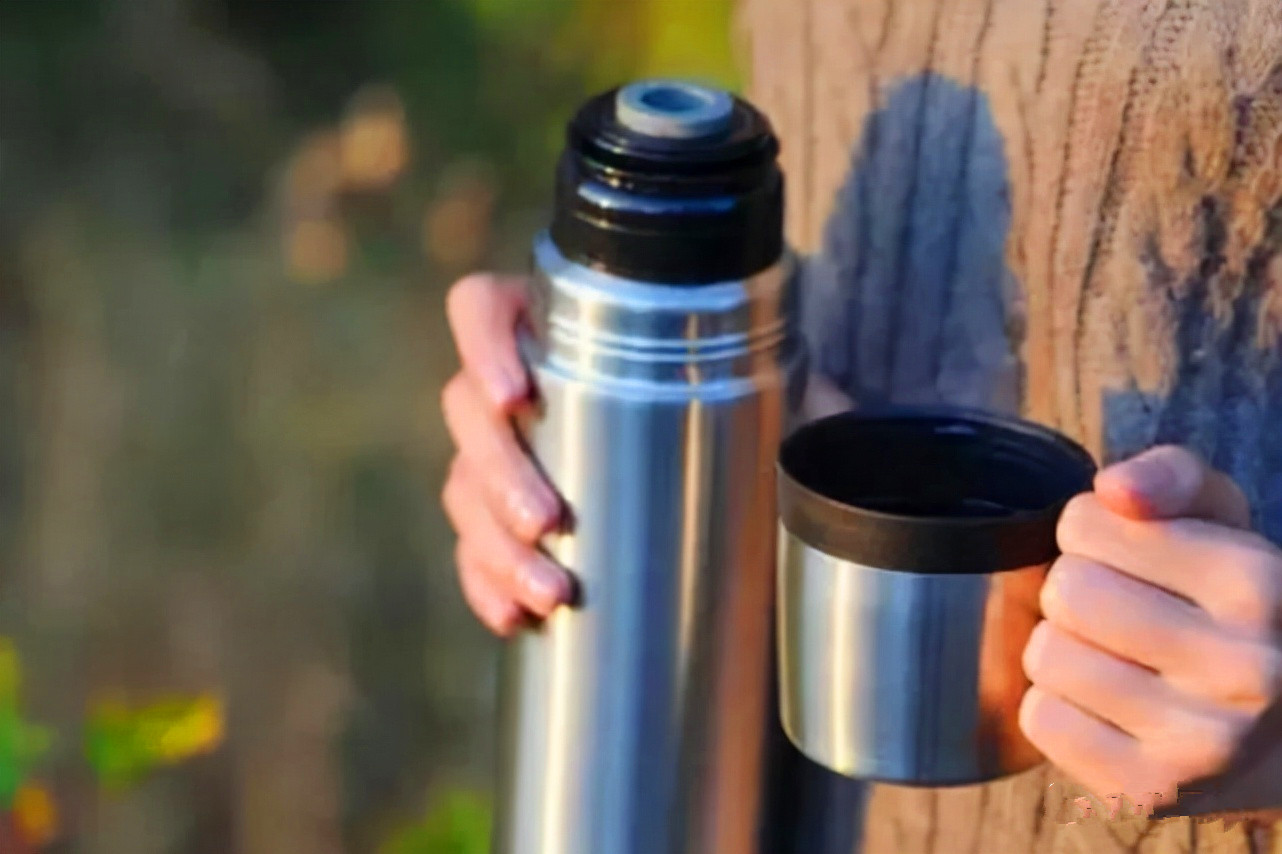 “夺命保温杯”遭央视曝光，热水进“毒水”出，很多家长还在购买