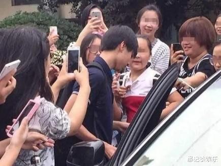 愚记谈娱乐 私生饭堵门叫骂，狂按门铃翻垃圾，疯狂行为颠覆三观