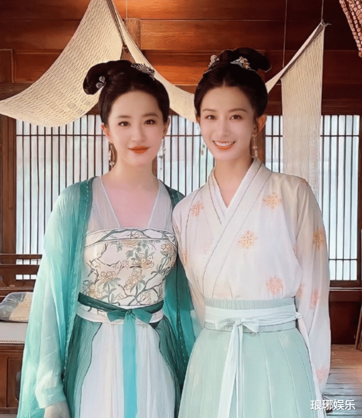 刘亦菲|刘亦菲和女配合影上热搜，一张图获5000w浏览，生图堪比精修