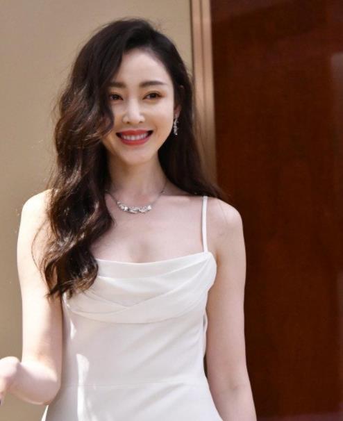 张天爱|会来事！曝张天爱私下聚会，贴身抱50岁男领导，这就是红的原因？