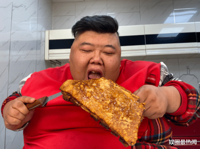 青菜 600斤胖猴仔开始减肥了，经纪人晒吃素视频，称以后晚餐只吃素