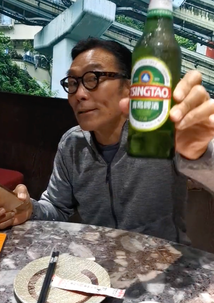 刘嘉玲|郑浩南面显老态，聚餐喝5块的啤酒，低调又接地气
