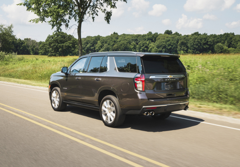 掌上社评 警匪片“御用座驾”,配6.2LV8大自吸,车长超5.3米,纯正硬汉味