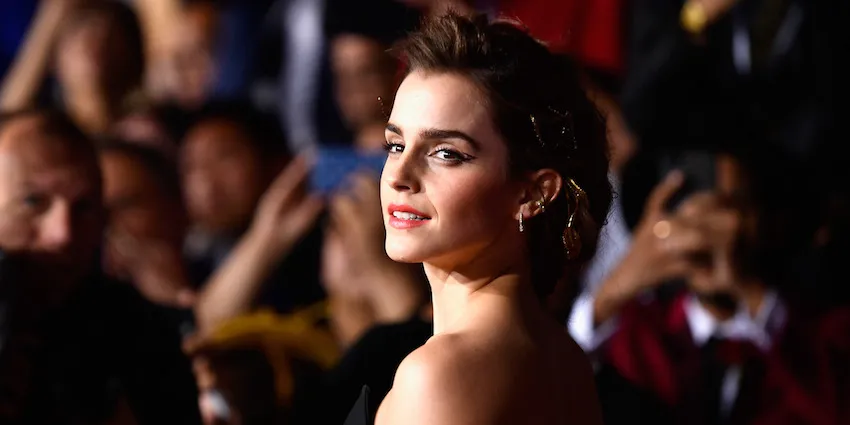 艾玛·沃森|艾玛沃森新造型被骂翻！胸部夸张，网友：把衣服穿上！