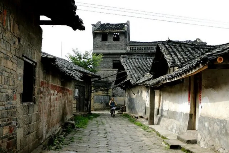 古镇 绵阳“移民”古镇，总人口约5.7万，被称川北“小香港”