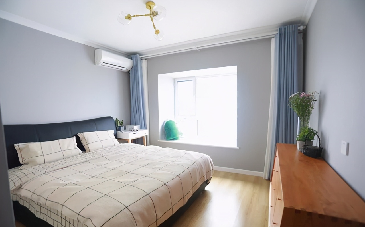 极简风的新房入住，入户就被开放式的设计迷住，整体大气又温馨