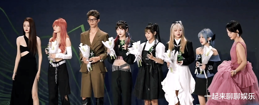 徐璐|徐璐跟网红同框站在最边上，颜值却碾压，果然明星不是随便能当的