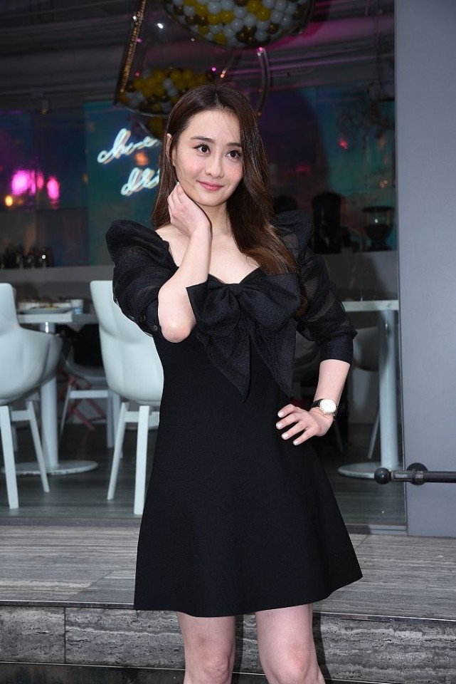 陈德容|46岁陈德容罕见没变化！披浓密秀发搭黑裙美赫本，肌肤更白到发光