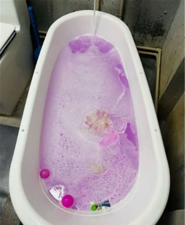 小夫妻没钱装修直接住毛坯房,却布置得超温馨!网友:这生活羡慕