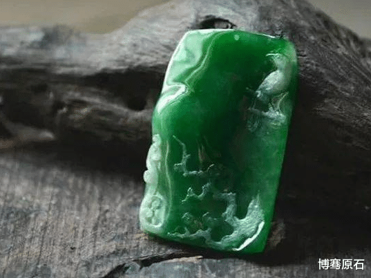 翡翠|所谓“神仙难断寸玉”，300元买来玩的黑料子竟然切出满绿？成品令人太惊喜！