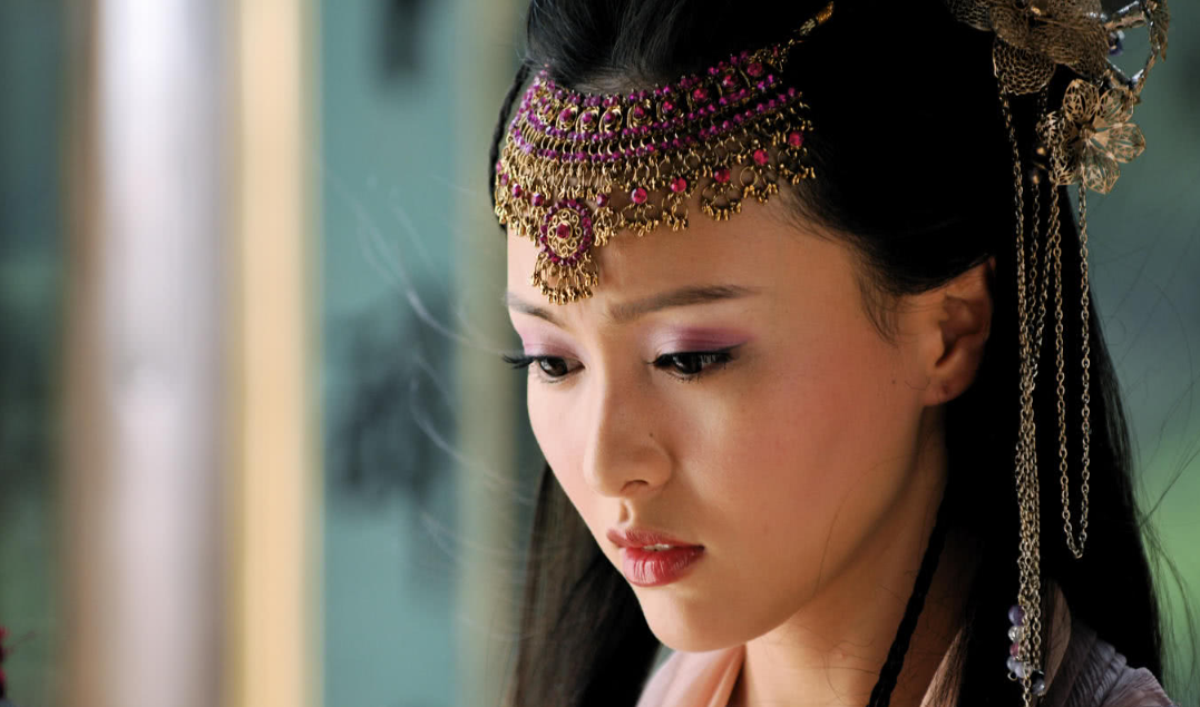 唐嫣|如何评价唐嫣的演技，唐嫣37岁了还在“傻白甜”，是不想转型吗？