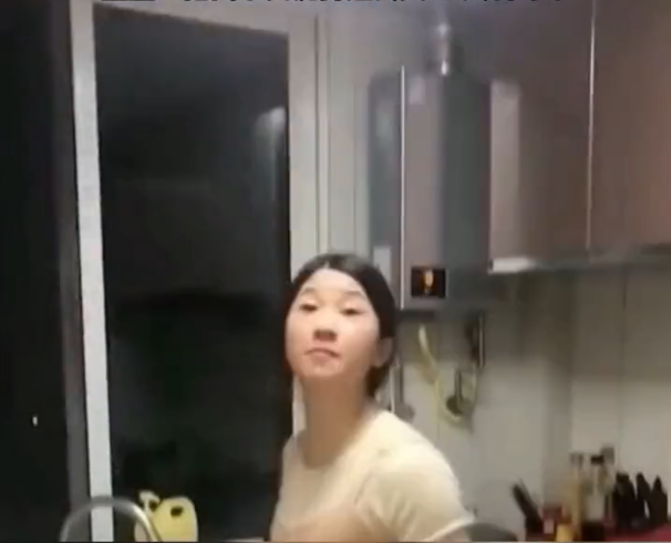 衣美的小空间 儿子让妈妈参加学校“座谈会”，反应过来气得暴走，“皮痒了”