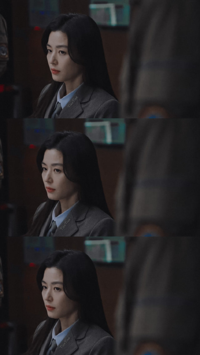 时尚风行派 全智贤新剧出场就大爆火!穿西装气场大开,披肩长发美回巅峰状态