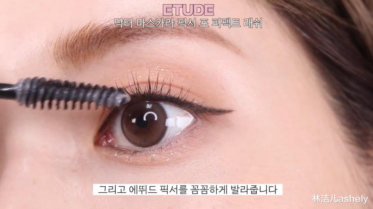 林洁儿ashely 原来我们都夹错睫毛了?睫毛竟然要往下夹,才能12小时卷翘不软塌