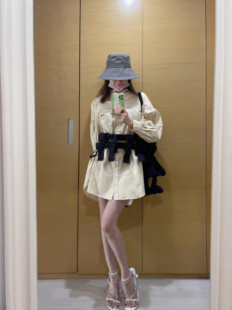 八只爪的猫|陈小纭比例真好,过膝衬衫裙硬是穿成膝上款,对镜自拍长腿真抢镜