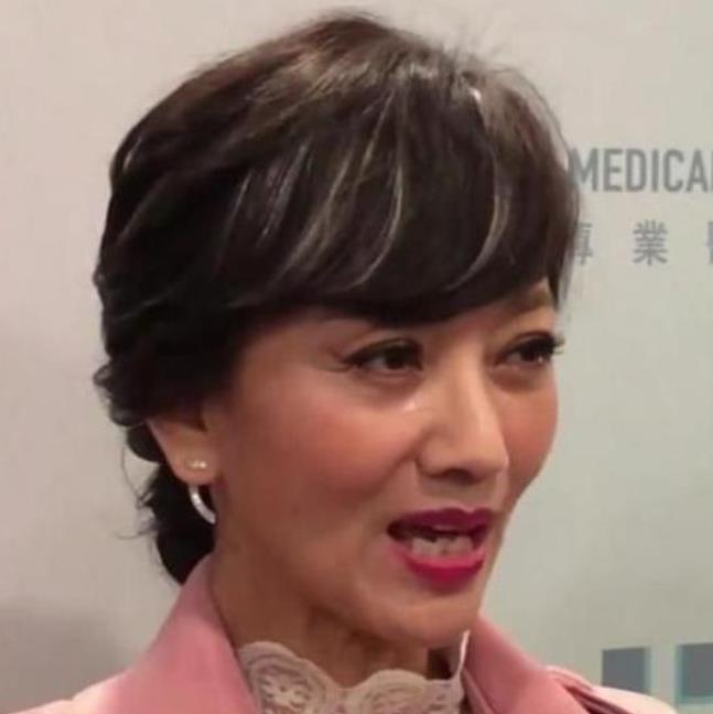 育妈计|67岁赵雅芝最新写真曝光,皮肤白皙气质好,却被嘲硬凹少女状态