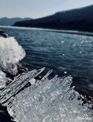 吉林乌拉圈 微视频   松花湖提前“开江” 奇特景象等你揭幕