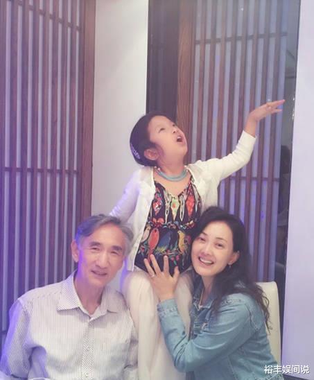 牛莉|牛莉为爸爸庆生，晒父女合照如饼印，甜蜜留言：我的男神生日快乐