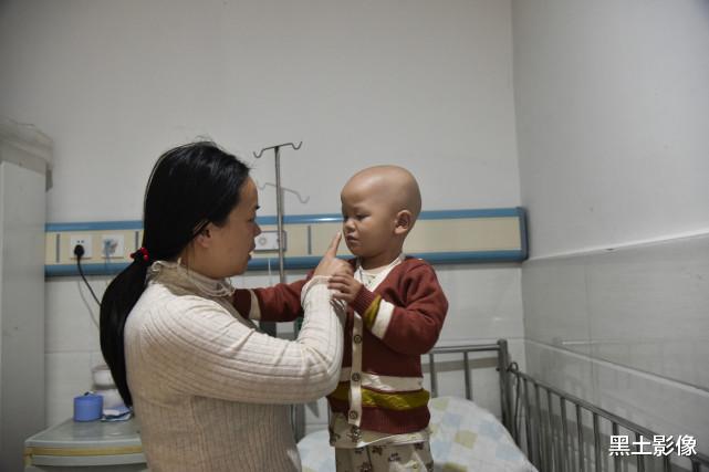 黑土影像 孩子患重症母亲欲遗弃，10分钟后哭着抱回，丈夫：你良心不痛吗？