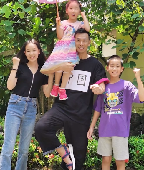 金喜善|赵文卓大女儿太长脸了，才14岁出落得亭亭玉立，衣品也拿捏住了