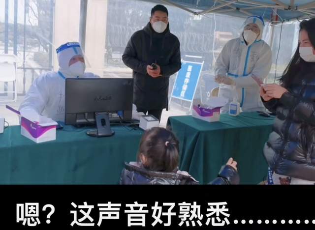 何姿|奥运冠军何姿老公当志愿者，穿防护服认不出，女儿默默陪伴太暖心