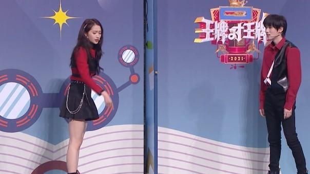 关晓彤|关晓彤面对着宋亚轩蹲下，却忘了穿的是短裙，男方的反应暴露素质