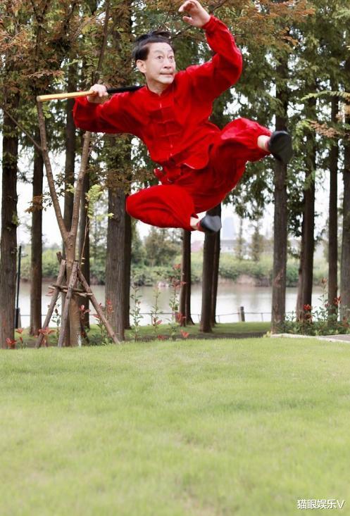 六小龄童|六小龄童罕现身!61岁精神抖擞似小伙,晒住宅条件寒酸不如普通人