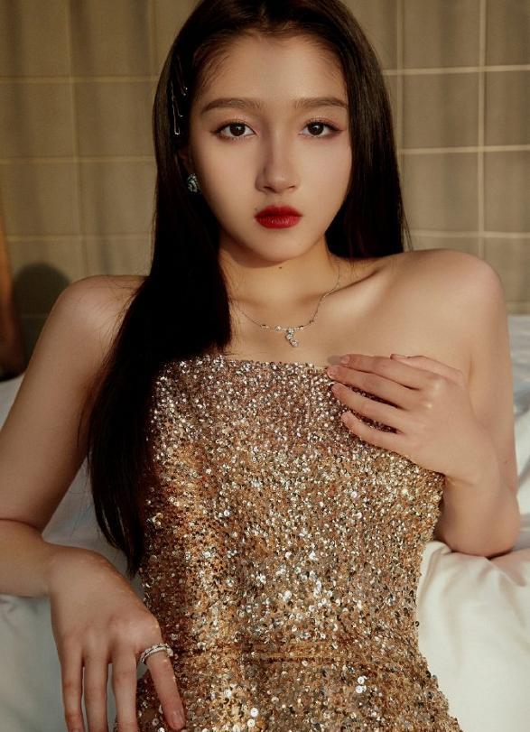 贾玲|热巴关晓彤同穿“蛇皮裙”,看清两人上身效果:关晓彤还是太嫩了