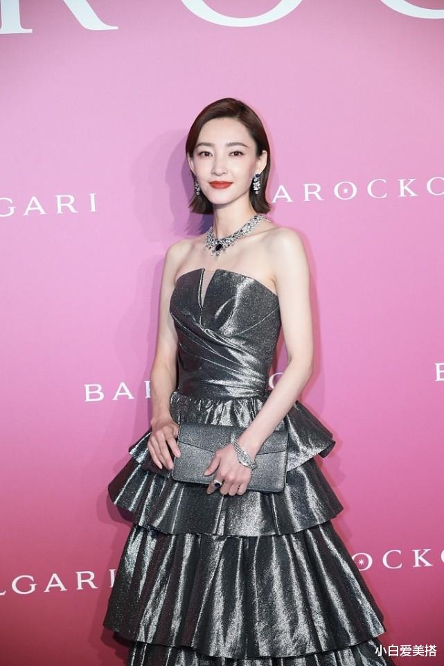 穿衣搭配|王丽坤的身材好“圈粉”，一袭抹胸礼服小秀身材，直角肩真吸睛