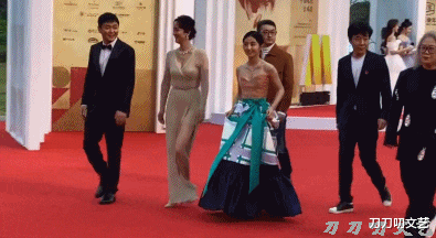 贾玲|金鸡红毯：倪妮抹胸裙艳压，张子枫脱胎换骨，贾玲一“抱”太暖心