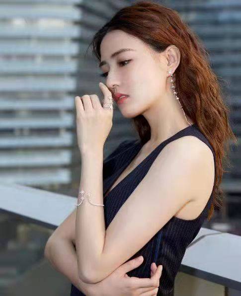 徐璐|徐璐和张铭恩分手后“频频身材好”出圈 张铭恩被嘲发胖抬头纹重形反差