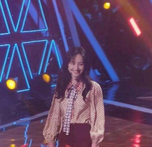 修图|郑爽再露面录节目，没修图的近照，像个干瘪的老太太！