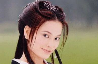 娱乐圈|她曾为嫁入豪门抛弃吴京，脚踏两只豪船翻车，如今沦落成鱼贩子