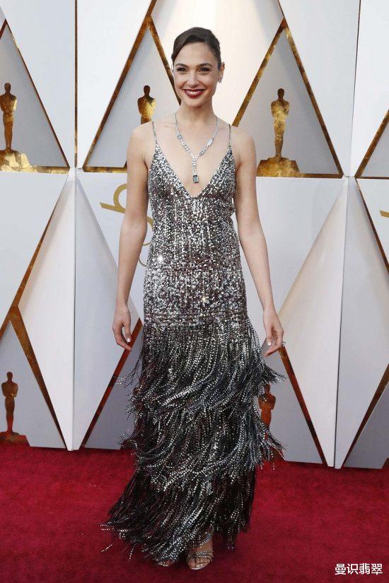 盖尔·加朵|36岁演恶毒“后妈”？性感又酷飒的她一袭V领红裙，珠宝加身，美艳不可方物