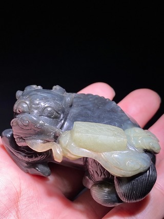 和田玉籽料|清乾隆 和田玉籽料 黑白玉巧作 麒麟送书 摆件 把件 纸镇