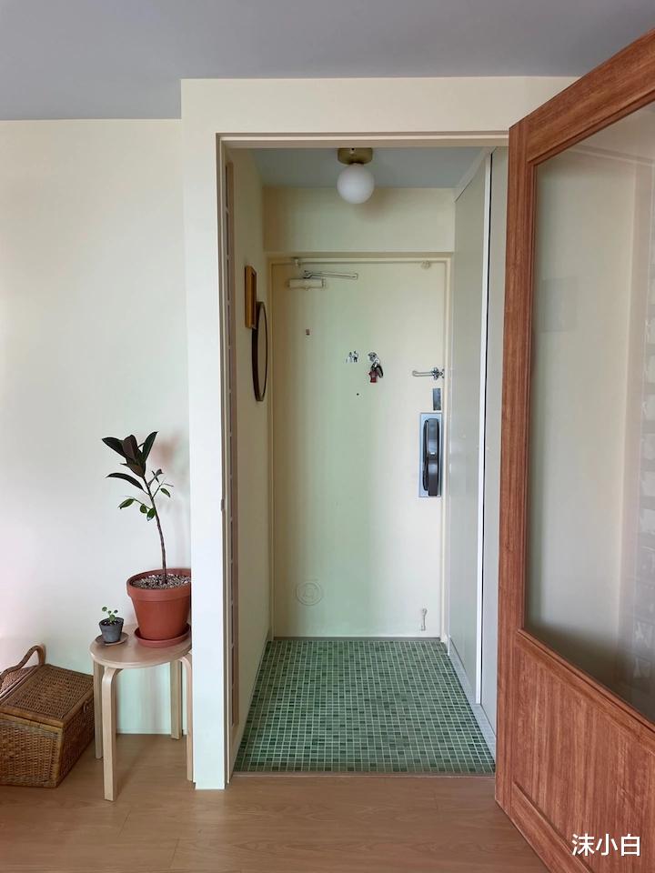 |晒她80小房子，主卧改成客厅，自己睡4㎡房间，开门就躺下！爱了