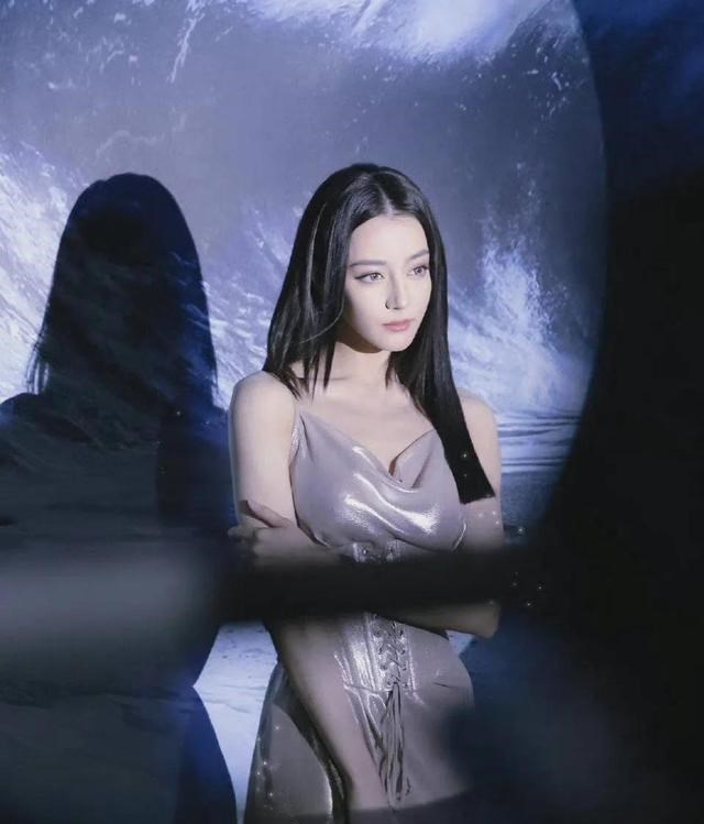 迪丽热巴|迪丽热巴被吐槽是假人：标准建模脸，世界上竟然有这种神颜！