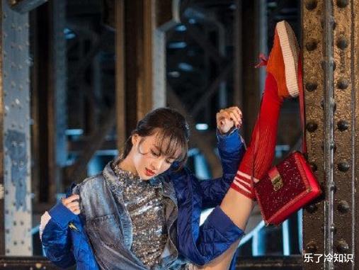 姐姐|“天生的舞者”在导演椅上跳舞并抽筋，脚尖绷得笔直，脚背太美引羡慕