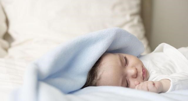 母乳 心疼！母亲将过剩奶水倒入厕所，孩子也吃不过来，网友：难以下咽