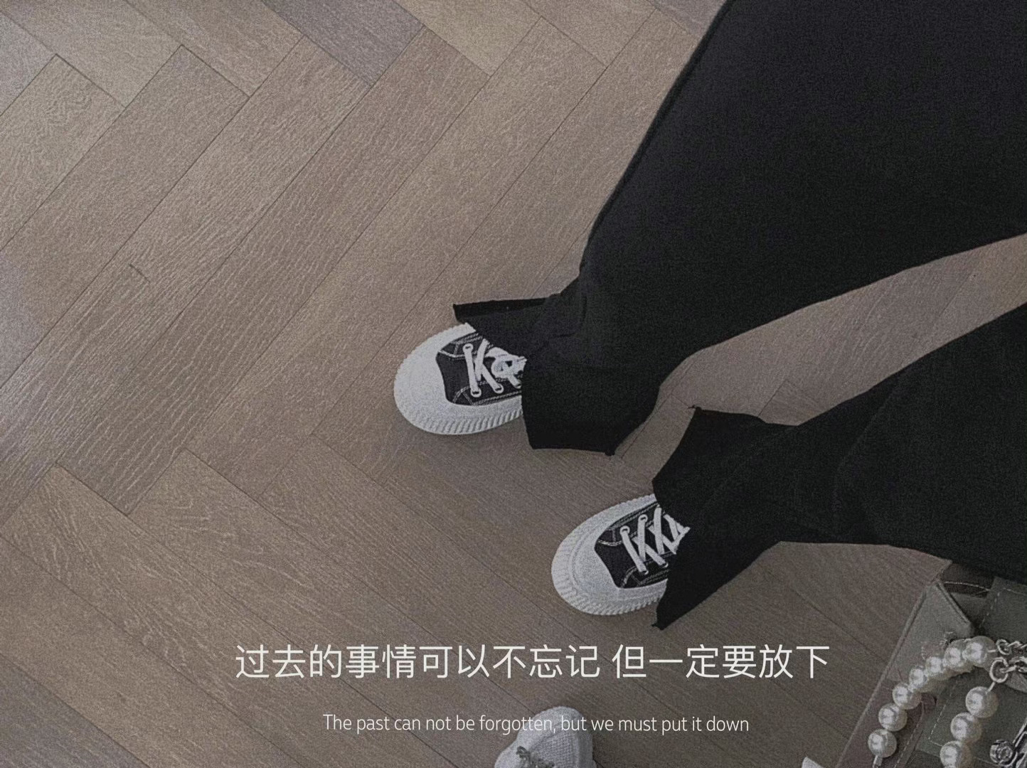 墨陌文案馆|文案背景：被岁月打败的，不过是假和虚伪