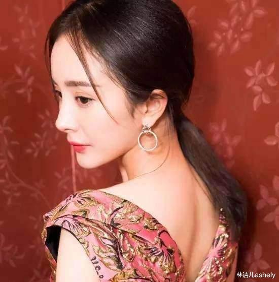 孟美岐|扎了低马尾的孟美岐，立刻变得温柔又甜美，王鸥换上更是优雅大气