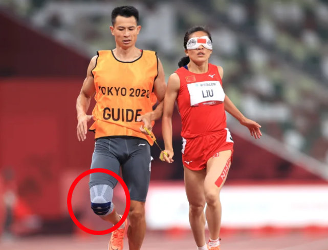  刘翠青夺残奥会T11级女子400米金牌，领跑员韧带撕裂带伤上阵