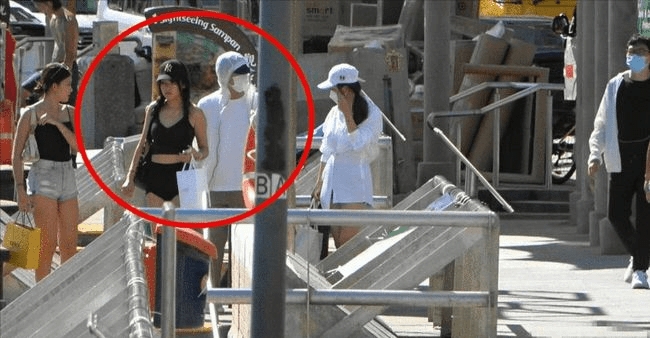 周星驰|周星驰否认恋上17岁港姐！称不认识对方，却带女方在上亿游艇戏水